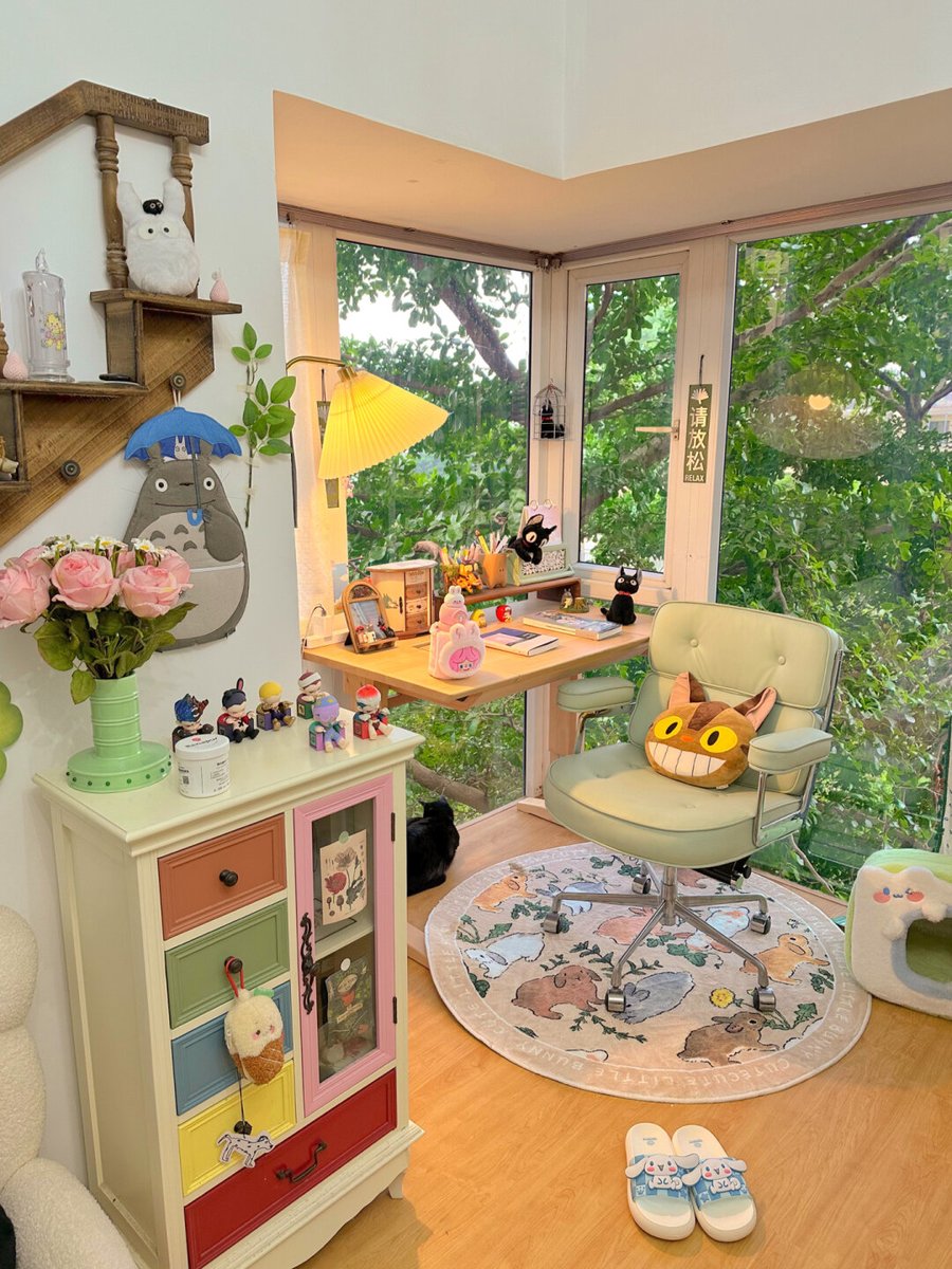 MariusMayyr's tweet image. "Organize old items—keep what sparks joy, donate what doesn’t. Less clutter, more calm.  #DeclutterYourSpace #OldItemsSorting"