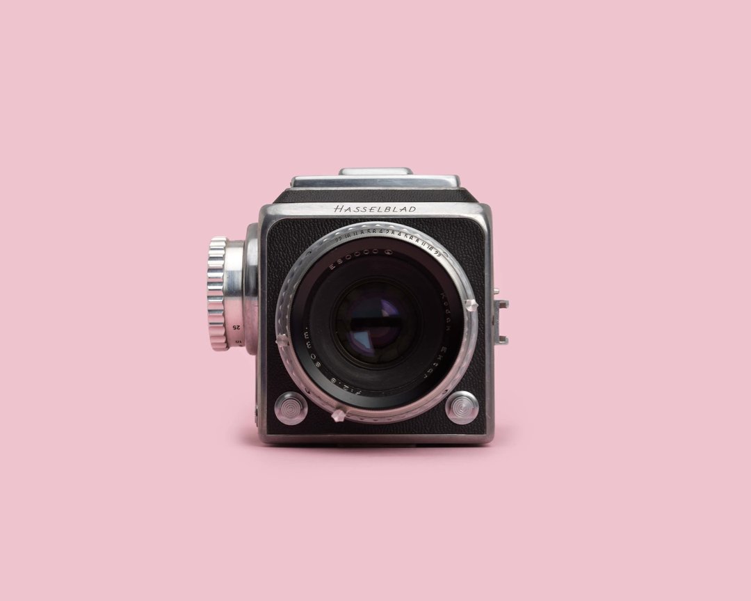 Hasselblad's tweet image. Hasselblad Camera “0001” 📷  
Introduced in 1948, the 1600F brought modular design and 6×6 medium format into a new era of photography. 

Lenses, film backs, and viewfinders could all be adapted, offering photographers a new level of control.  

From this single camera, a legacy