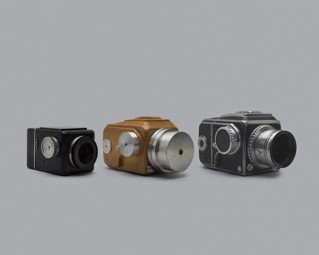 Hasselblad's tweet image. Hasselblad Camera “0001” 📷  
Introduced in 1948, the 1600F brought modular design and 6×6 medium format into a new era of photography. 

Lenses, film backs, and viewfinders could all be adapted, offering photographers a new level of control.  

From this single camera, a legacy
