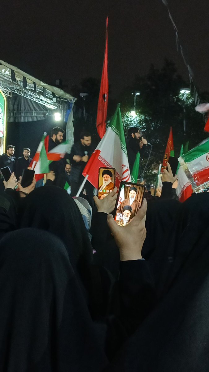 roghyehhashemi5's tweet photo. خیابان‌ها، مسرحِ نمایشِ قدرتِ ملت است؛

جایی که هر قدم، حکایتی از استقامت،
#آمریکا_شکست_خورد https://t.co/nFeL87IfbC
