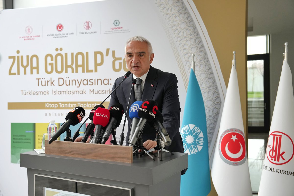TCKulturTurizm's tweet photo. Bakanımız @MehmetNuriErsoy'un katılımıyla Ziya Gökalp’in “Türkleşmek, İslamlaşmak, Muasırlaşmak” eseri, Türkçenin beş ayrı lehçesinde yayımlanarak Türk dünyasının ortak kültürel hafızasına kazandırıldı.

Atatürk Kültür, Dil ve Tarih Yüksek Kurumunun ev sahipliğinde düzenlenen tanıtım programıyla kamuoyuna sunulan çalışma, Türk dünyası arasında dil ve düşünce temelinde kurulan bağı daha da güçlendirdi.

Farklı lehçeler üzerinden ortak bir fikir mirasını görünür kılan bu çalışma, Türk dünyasının paylaştığı tarihî ve kültürel değerlerin korunması ve gelecek kuşaklara aktarılması açısından önemli bir adım niteliği taşıyor.

Bakan Ersoy, programın ardından Atatürk Kültür, Dil ve Tarih Yüksek Kurumu bünyesinde, TÜRKSOY ile Türk Tarih ve Kültür Vakfı (TÜRKTAV) iş birliğinde hazırlanan Ziya Gökalp Sergisi'ni de ziyaret etti.