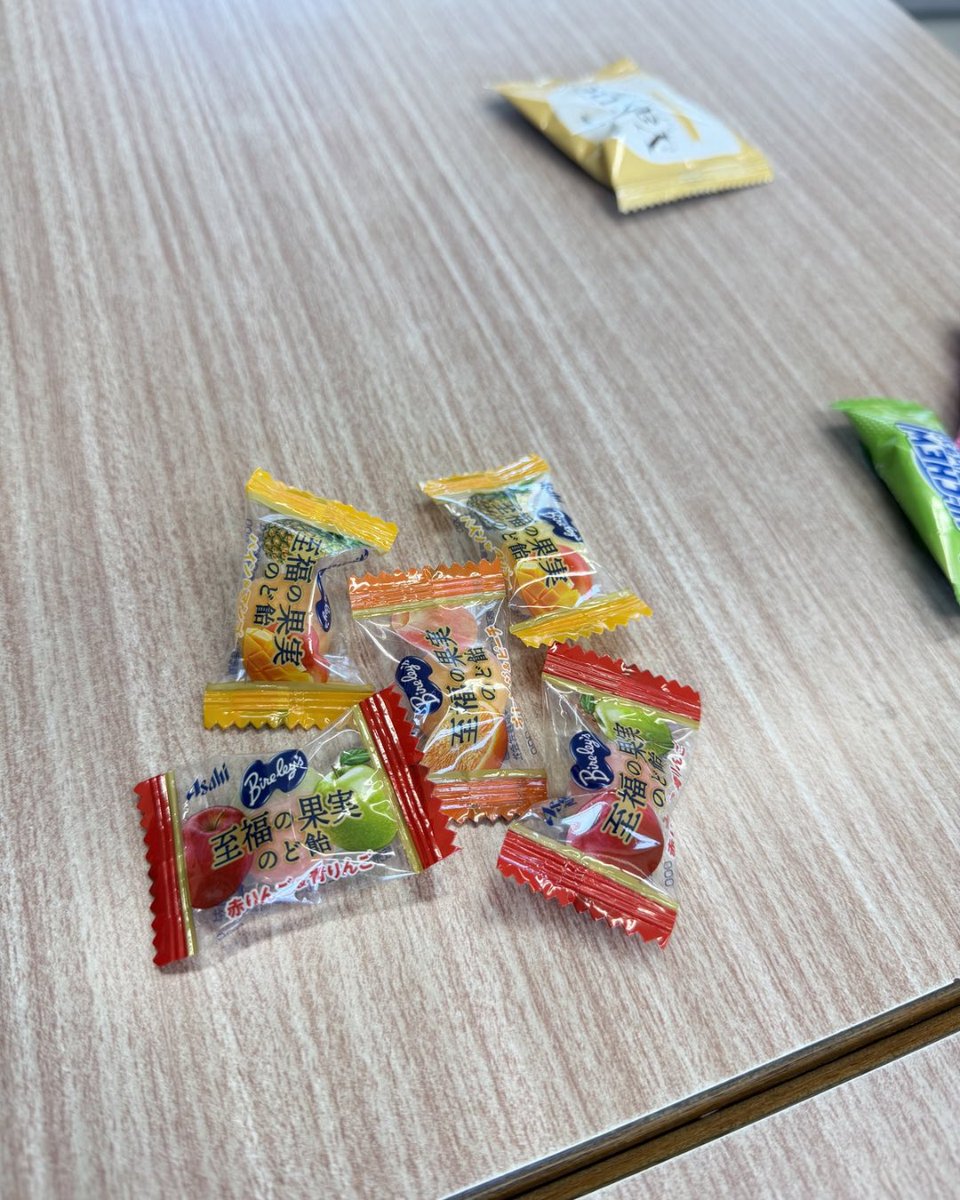 a_gnu_agano's tweet photo. 今年度最初の居場所カフェ🏫

新一年生が先生から場所を教えてもらいながら来てくれました！

クラスでは話せないことやできないことを、ここ居場所カフェでわちゃわちゃと楽しんでいたようでしたよ😆

最後の画像ののど飴🍬
生徒からいただきました🥹

「◯◯部を作りたいんです！」と相談もあり😊 https://t.co/DRrhJLVYdc
