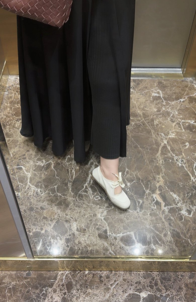 who am i? tweet media