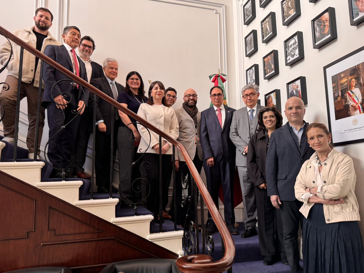 Embamexru's tweet photo. Sostuvimos una reunión con la nueva mesa directiva de la asociación de egresados @IBERO_mx “Red Somos Ibero”, capítulo 🇬🇧.

¡El fortalecimiento del vínculo con asociaciones de egresados nos permite articular redes de talento y colaboración en favor de nuestra comunidad 🇲🇽! https://t.co/wnp7htuNQY