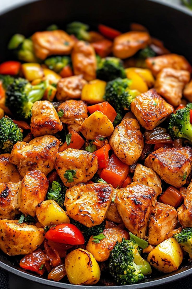 LabMariam48488's tweet image. Chicken &amp;amp; veggies skillet 🍗🥦
Ready in 40 minutes-simple, hearty, and full of flavor.
One-pan meals for the win? 👀

#OnePanMeal #HealthyEating #QuickDinner #FoodInspo #MariamFoodLab