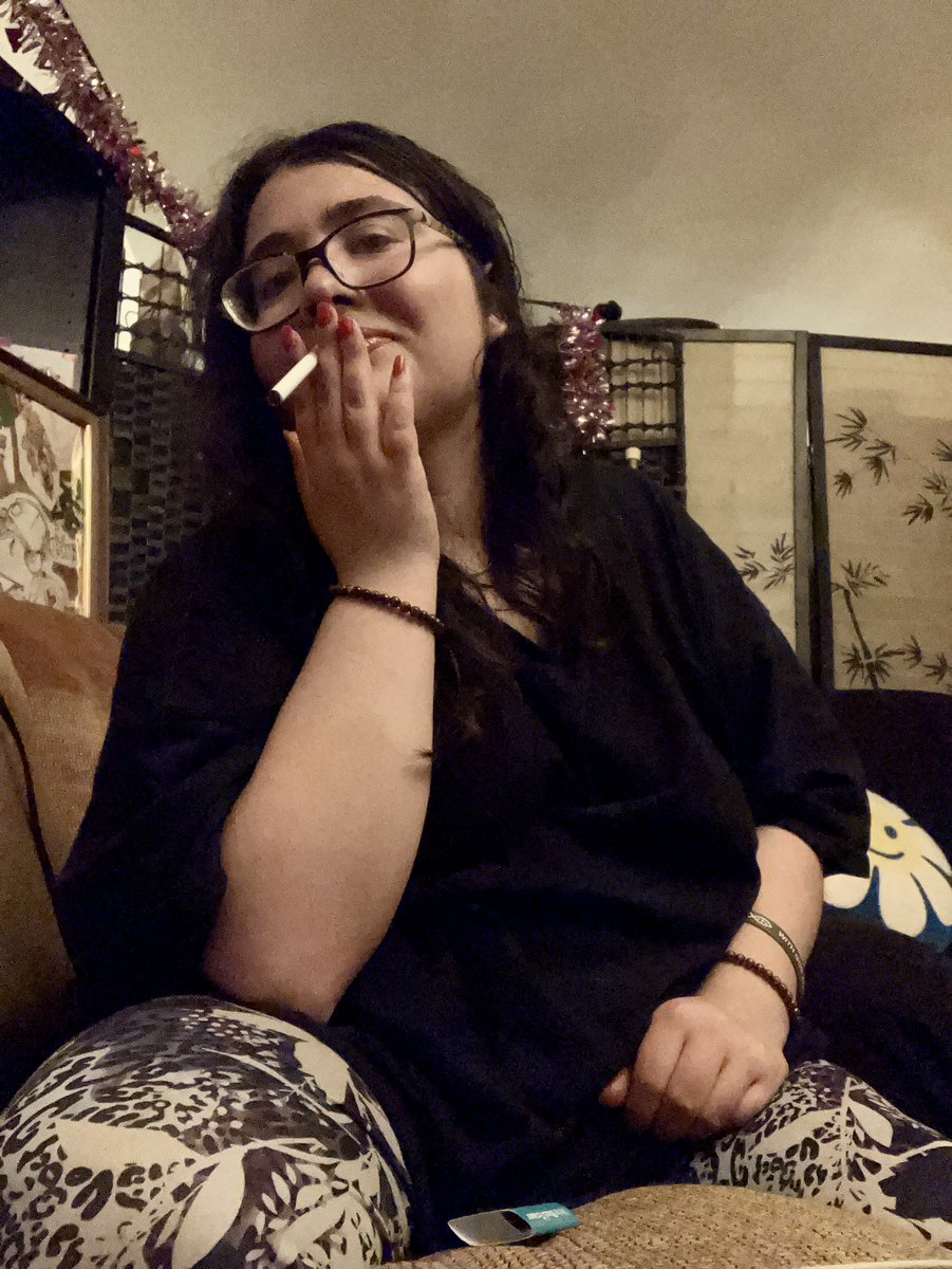 CrystalAlexis24's tweet photo. Who likes a pretty woman that smokes?

#smokingfetish #bbw #latina #fetish #fansly https://t.co/jWyeLfSKOX