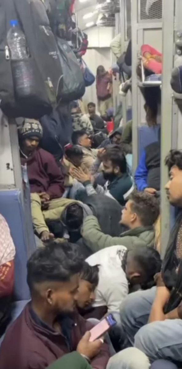 arpitachatter's tweet image. This is how panicked people from Mumbai have travelled for more than 2 days to go home to Assam and Bengal to deal with the chaos let loose by the BJP in the name of SIR. India is no place for lower income people.

#shame #SIR