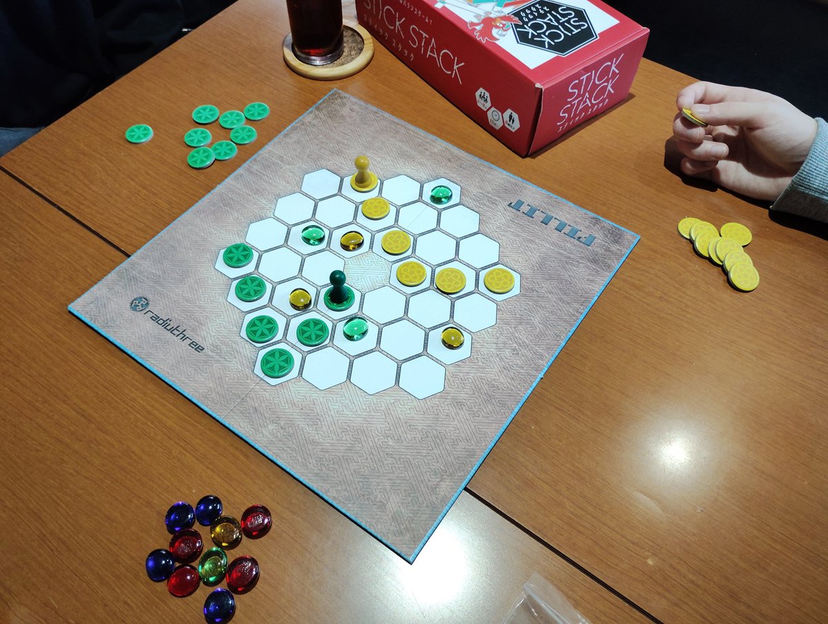 presencafe's tweet photo. はじめましてのお客様お二人、FILLITというゲームで遊んでいただいています。
2人用ゲームとしてオススメ!
結構考えます。
#FILLIT
#ボードゲーム https://t.co/IAspBNZxyH