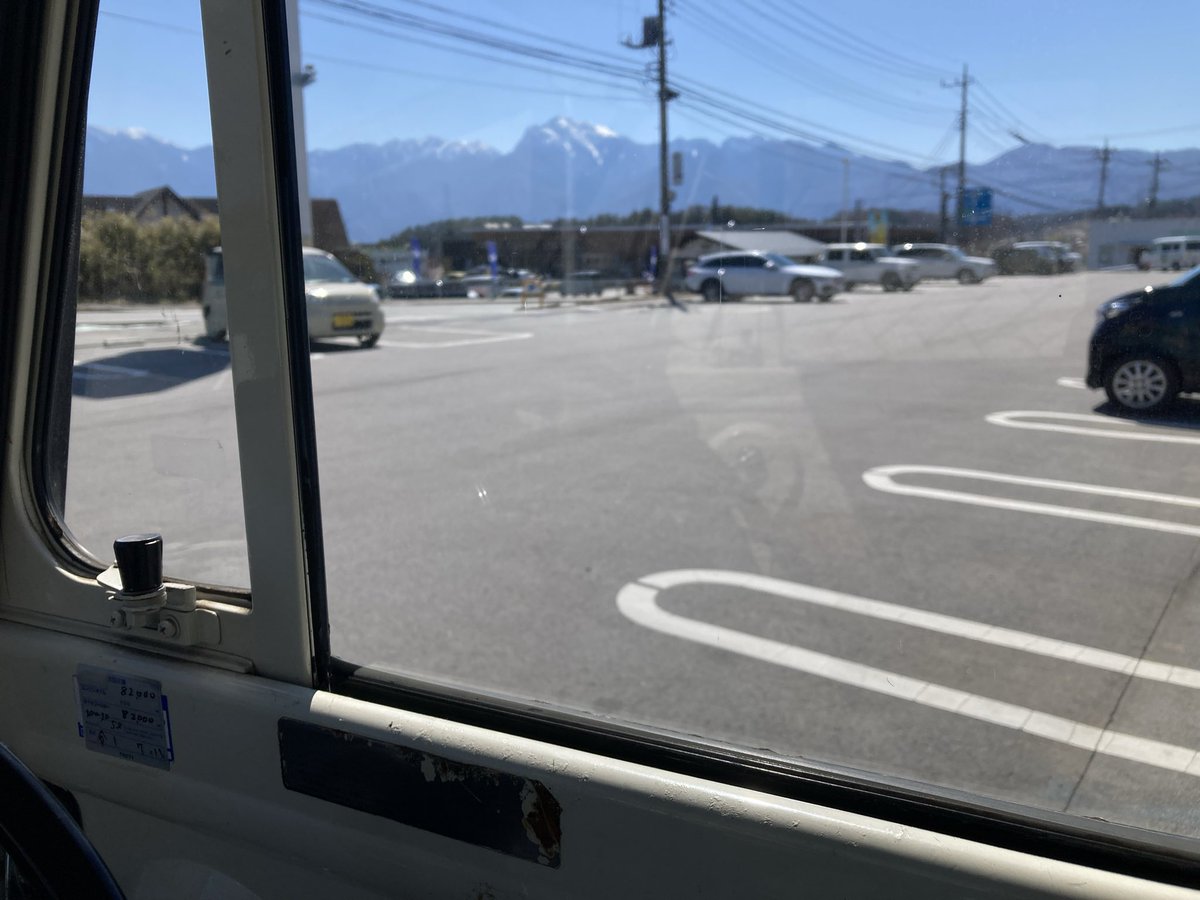 chama_10's tweet photo. 今度の車は窓があるよ🪟 https://t.co/XAs0yqEngc
