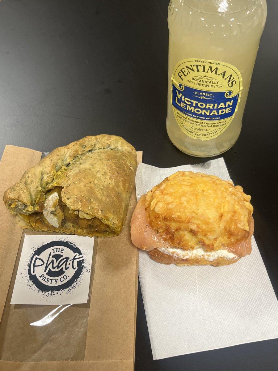 Rieko0806's tweet photo. 今日は半ドンして神戸阪急🇬🇧英国フェア
でお昼ご飯🍽️
ダイエット中やからフィッシュ&amp;チップスにビールというのは避けてえらい🥹
スコーンもファッジに買わずに帰ってきたよ…

しかし平日の昼間やのにめちゃ混んでた〜🌀 https://t.co/YnQ2juT2DK