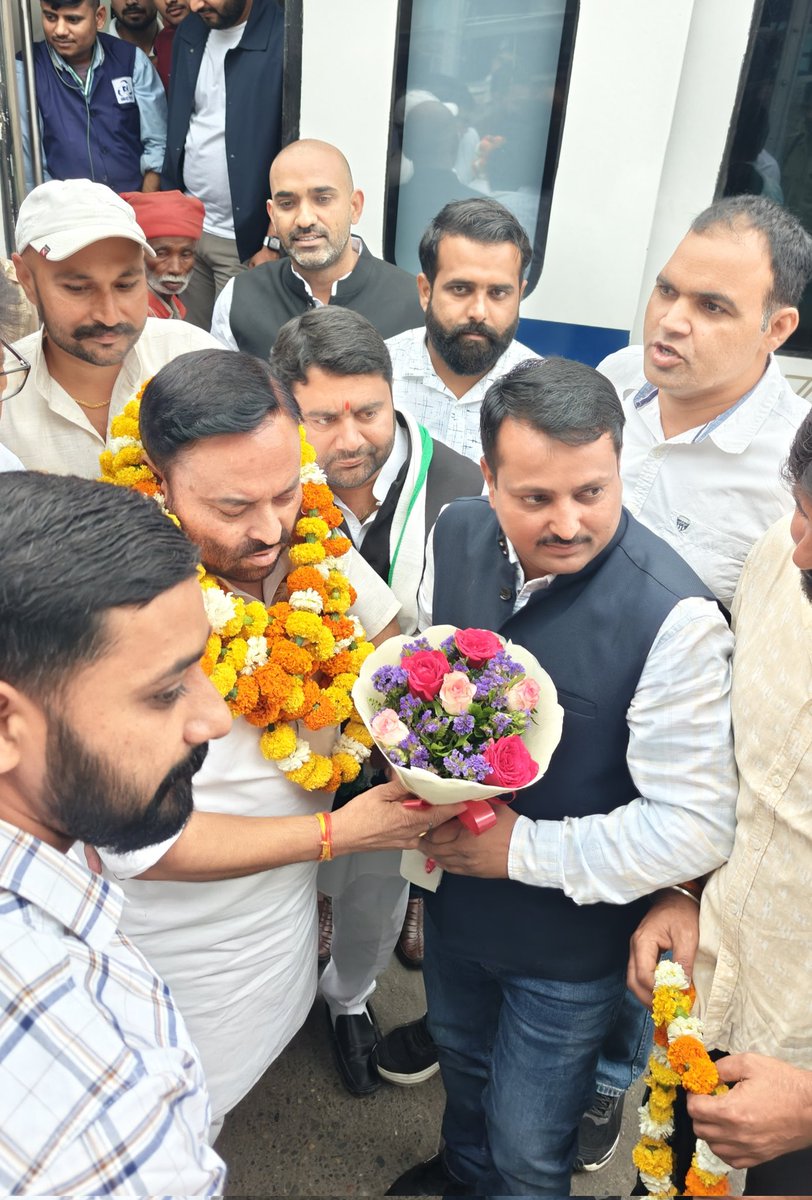 आज मुरादाबाद रेलवे स्टेशन पर उत्तर प्रदेश सरकार में कैबिनेट मंत्री सह मुरादाबाद प्रभारी मंत्री #माननीय_अनिल_कुमार_जी के मुरादाबाद आगमन पर उनका हार्दिक एवं भव्य स्वागत किया गया।
#अजीत_सिंह_एडवोकेट 
#प्रदेश_सचिव_राष्ट्रीय_लोकदल 
उत्तर प्रदेश <a href="/jayantrld/">Jayant Singh</a> <a href="/AnilKumarMZN/">ANIL KUMAR</a> <a href="/RLDparty/">Rashtriya Lok Dal</a>