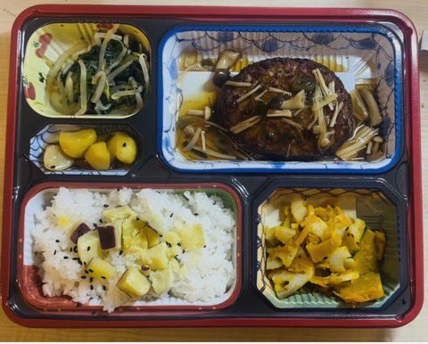 ⑥徽音祭🍁

Ochasからは毎年、様々なチームが徽音祭に出店しています！
昨年度は、Ochas Cafe・お茶チーム・おみやげチーム・ガールズランチチームが参加しました✨
大学外の方にOchasの活動を知ってもらう貴重な機会にもなっています！

#春からお茶大