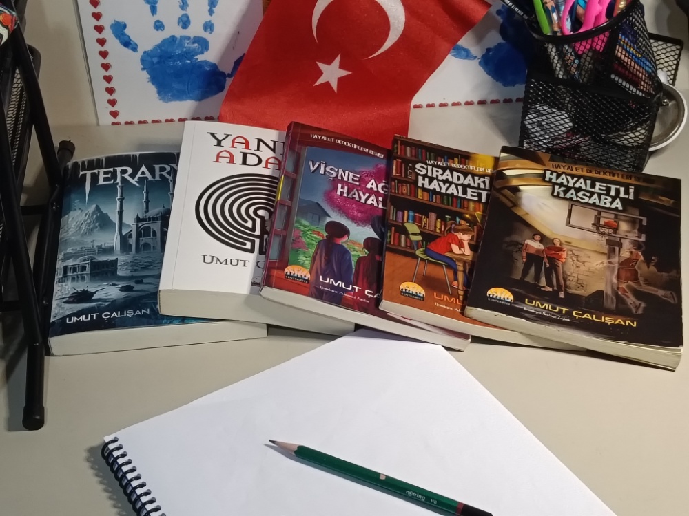 "Yazarlık vitrinle değil, mutfakla ilgili bir iştir. Önünüzde kaç kitabın durduğu fark etmez; her yeni sabah o boş defterin başında yine 'çırak' olarak uyanırsınız. Asıl mesele fikir bulmak değil, o fikrin işçiliğine katlanabilmektir. ✍️ #Edebiyat #Yazarlık"