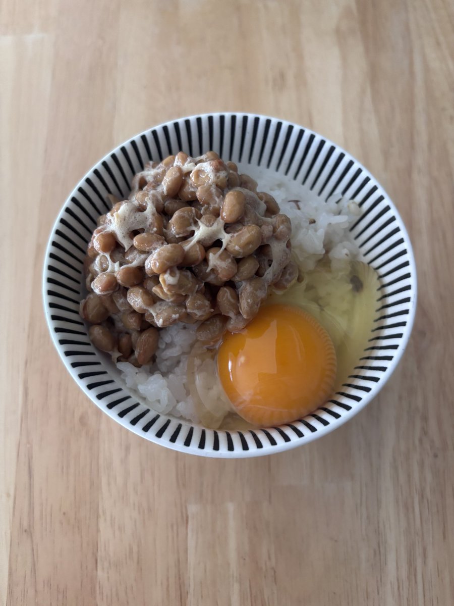 ippei_nomoto's tweet photo. ダイエットを成功させるためには、血糖値が上がらないように���事をする事も大切です。

白米は、血糖値が上がりやすい食べ物。

納豆、卵など混ぜて食べる事で血糖値の上昇が緩やかになるという実験結果もあります。

食べ方を少し工夫する事もダイエット成功への積み重ねです。 https://t.co/WGltmNUAai