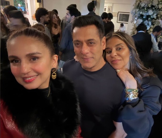 SalluBhaiFan143's tweet image. Bollywood superstar Salman Khan, with actress Huma Qureshi, at Panvel farmhouse for the birthday celebration.
#salmankhan #humaqureshi #birthdaybash #panvelfarmhouse #bollywoodcelebration #filmstarfun #CelebrityLife
