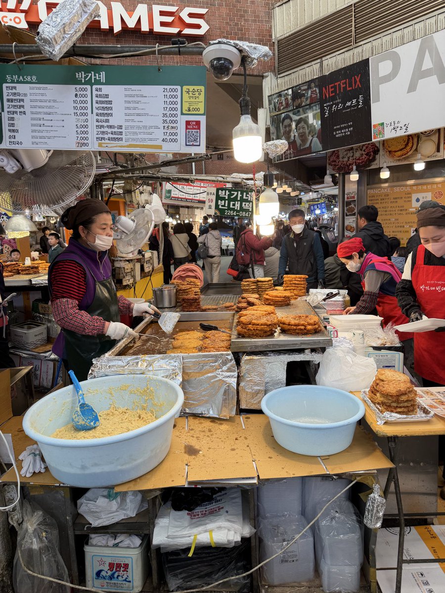 sa10ru10's tweet photo. 広蔵市場でランチ
入り口にある1000ウォンのツイストドーナツ食べてからの10000ウォンのユッケビビンバ https://t.co/up91cr1Y3P