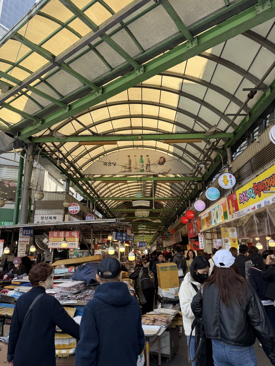 sa10ru10's tweet photo. 広蔵市場でランチ
入り口にある1000ウォンのツイストドーナツ食べてからの10000ウォンのユッケビビンバ https://t.co/up91cr1Y3P