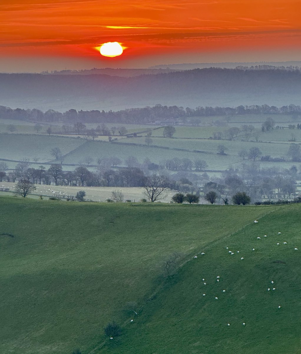 Aneedtopaint's tweet image. It’s a warm start to the day and another beautiful sunrise. #Shropshire