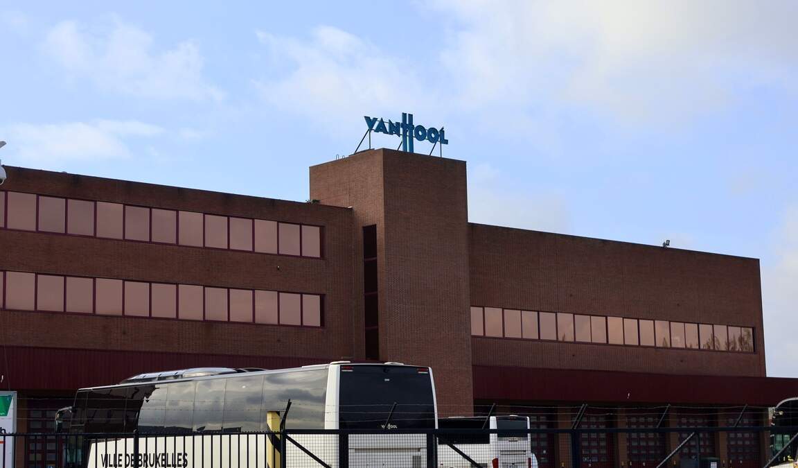 TwitteLIER tweet media