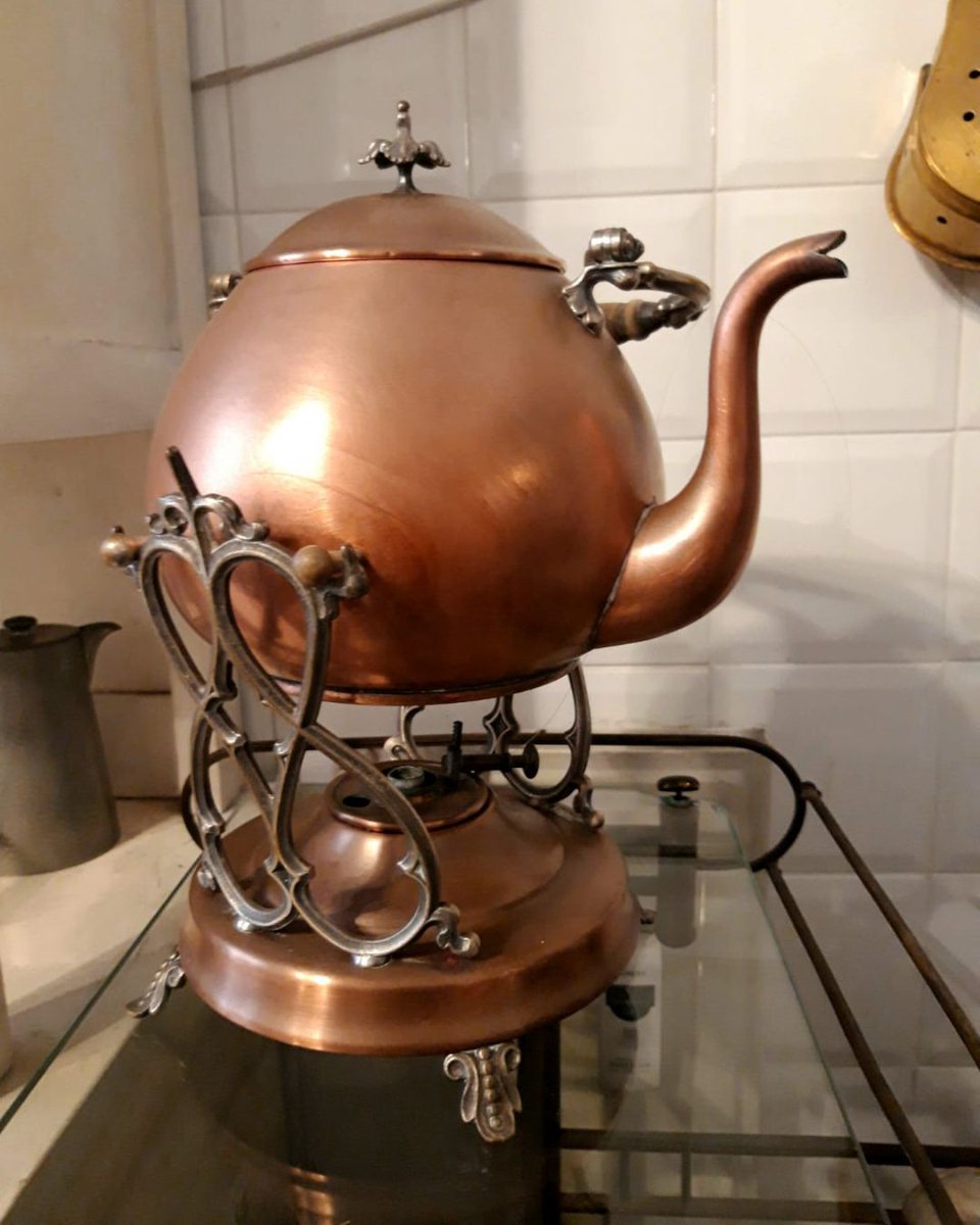 FreyaIngva's tweet photo. This #antique copper #teapot with #warmer once poured more than #tea: it sparked #conversation & #connection
That #magic still holds. Book your #tealeafreading #experience
#tealeafreader #teawisdom #copperteapot #afternoontea #teaparty #teatime #teapeople #teabreak #teaculture https://t.co/7OrbYCrX9a