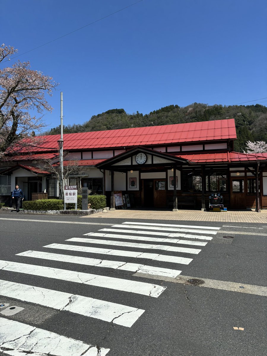 fumihito44's tweet photo. 花粉に負けずに‼️
#スポーツスター1200s
#若桜駅
#桜 https://t.co/WEZumcdJqF