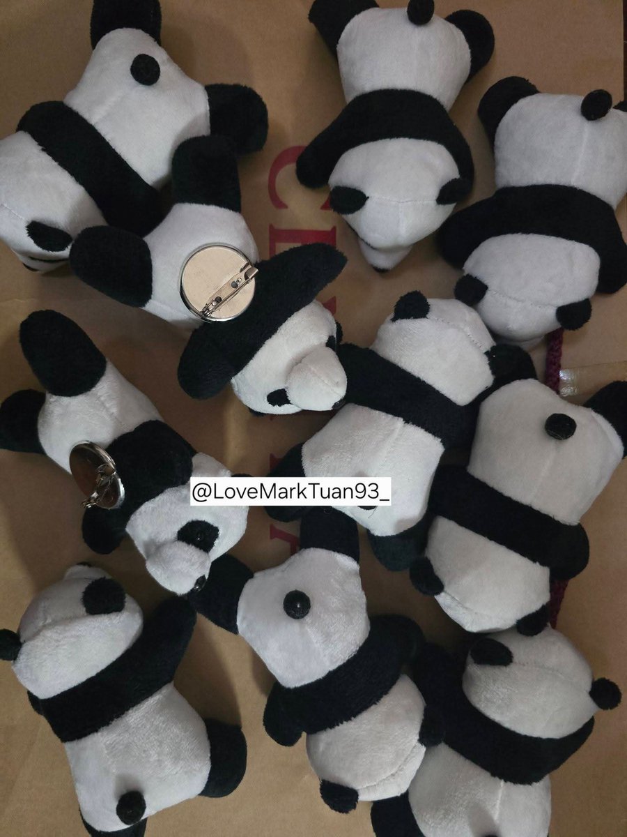 LoveMarkTuan93_'s tweet photo. หมีแพนด้า เข็มกลัด
ตัวละ 100 บาท 🐼 แบบที่มาร์คต้วนติด
พร้อมส่ง ของแท้ หิ้วมาจากจีน 

#ตลาดนัดอากาเซ่ #MarkTuan
#MarkTuan_Silhouette https://t.co/HtXbyOickv