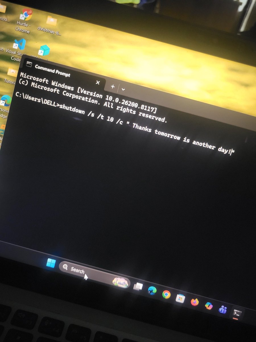 HVR7L3's tweet photo. Am I the only one that shut my pc this way 😒😒😑 https://t.co/9ksibsDc1g