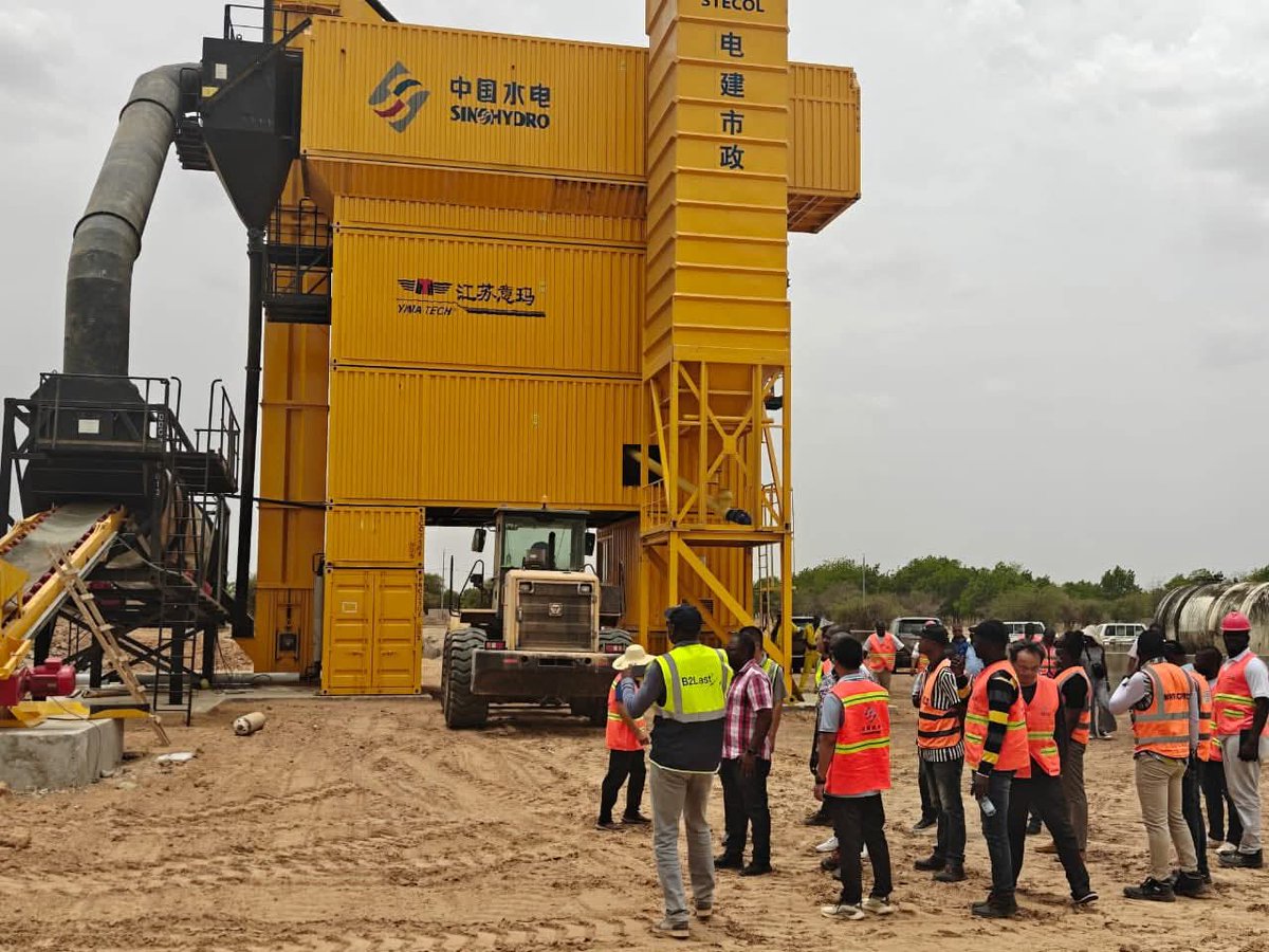 TheCameroonianZ's tweet image. Réhabilitation et élargissement de la section Guidiguis-Yagoua (N12) #Cameroon : 

*Plus de 40 ouvrages hydrauliques achevés.