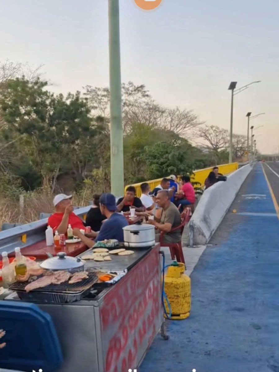 Hasta que no pase una desgracia van a estar a gusto, ahí los carros pasan a alta velocidad, y si un vehículo se descontrola y hace matazon de gente quien tendrá la culpa?