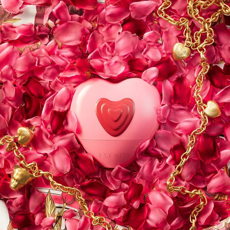 Parfuminet's tweet image. #Escada #CandyLove е #флорален, #плодов и #гурме #аромат за жени, който пробужда детската радост и сладостта на живота. Лансиран  през 2020 г. като лимитирано издание, ароматът е създаден от  талантливите парфюмери Амандин Клерк-Мари и Николас Болийо. #parfum #parfium #perfume