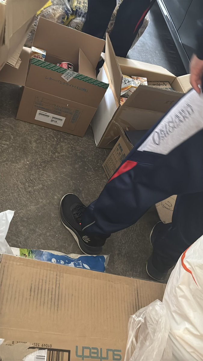 「高校生ボランティアの会」の皆様よりご寄付、そして倉庫の片付けまでお手伝いいただきました🙏
10キロのお米はやはり重く、年齢とともに腰への負担もあり…人的ボランティアの存在に本当に助けられています。
それにしても凄い‼️
あっという間に完了✨
頼もしすぎる高校生たち、これからが楽しみ😊