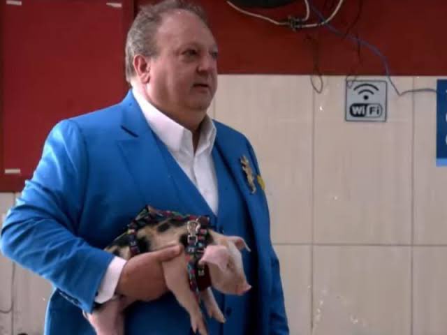 MatteusCamargo4's tweet photo. Morri com o Jacquin entrando com o porquinho debaixo do braço falando que é primo do dono. https://t.co/jtvWN6pqaT