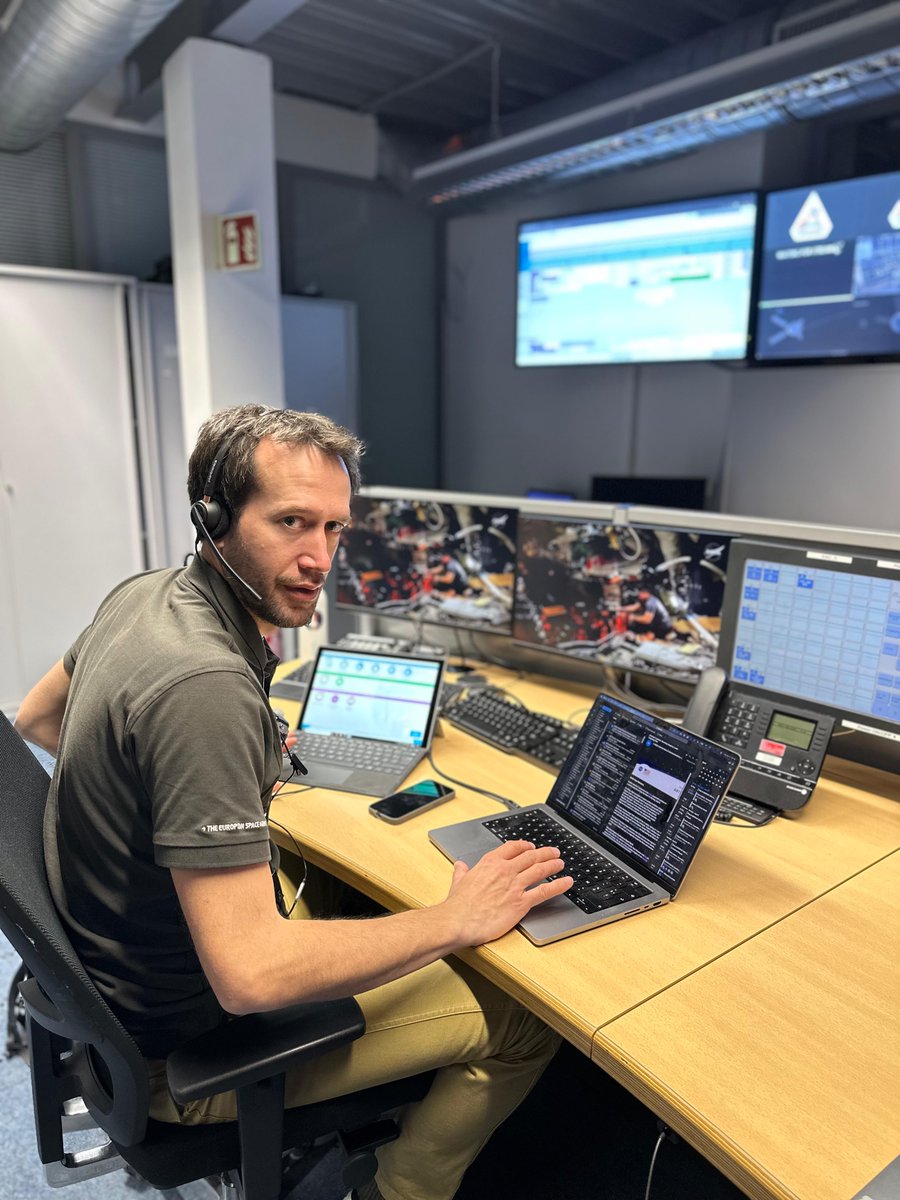 RevesdEspace's tweet photo. 🌑 Maurice Marnat (📷) du MEDES était en console au Centre Européen des Astronautes EAC à Cologne lors des premiers jours de la mission #Artemis2 pour l'application #EveryWear.
En savoir plus : https://t.co/Sb7i7FhNmd https://t.co/H6C61SQfVE