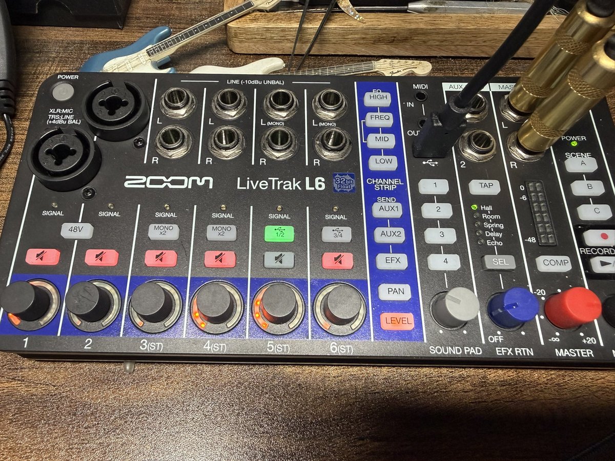 shu0044's tweet image. そう言えばちょっと前にMNGでミキサーオーディオI/Fをゲト、恭司（山本）さんがステージで使ってたのを見て良いなと思ってたんだよね。オーディオI/Fはミキサータイプが良いってDTM教えてくれたsam兄さんからの教え…32bitフロート対応文句無いですwすげぇw
#zoom #livetrak #L6