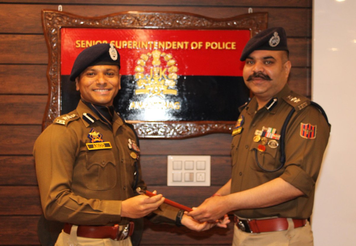 AnantnagPolice's tweet image. Shri Amod Ashok Nagpure (IPS) today assumed charge as SSP Anantnag. He paid heartfelt tributes to police martyrs &amp;amp; was welcomed with a Guard of Honour. Reaffirmed commitment to excellence in policing &amp;amp; public safety. 
#AnantnagPolice #PublicSafety"