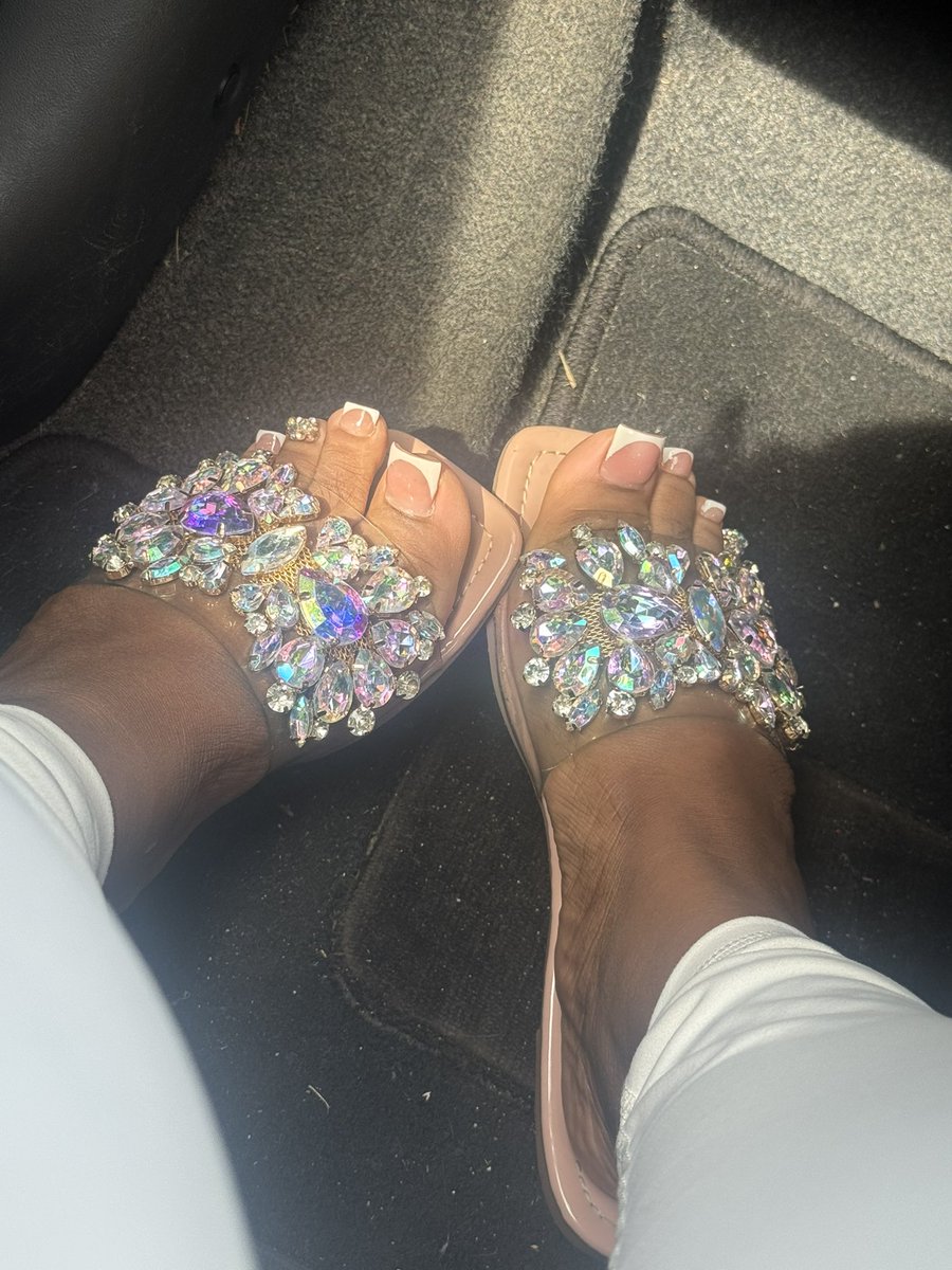 FootFairyNae_'s tweet photo. Love these toes in sandals😋✨ #prettyfeet https://t.co/rCXBzpdGmW