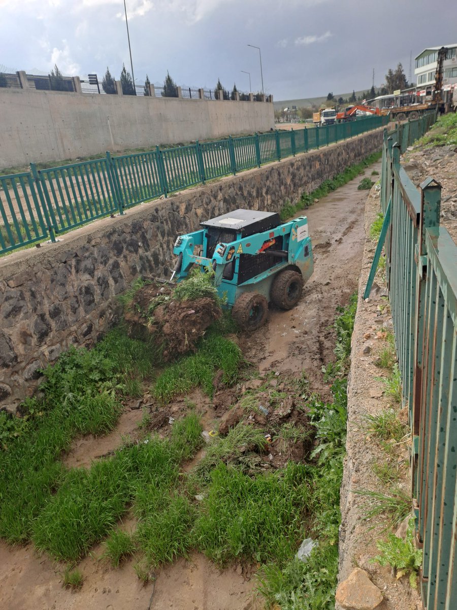 sanliurfabld's tweet photo. Çevre Kontrol ve Koruma Daire Başkanlığımız, daha temiz ve sağlıklı bir çevre için sahadaki çalışmalarını aralıksız sürdürüyor.

Dere bakım ve onarım çalışmalarıyla su akışının güvenliği sağlanırken, dere yataklarında gerçekleştirilen temizlik faaliyetleriyle olası taşkın riskleri en aza indiriliyor.

Daha temiz bir Şanlıurfa, daha yaşanabilir bir gelecek için çalışıyoruz✨