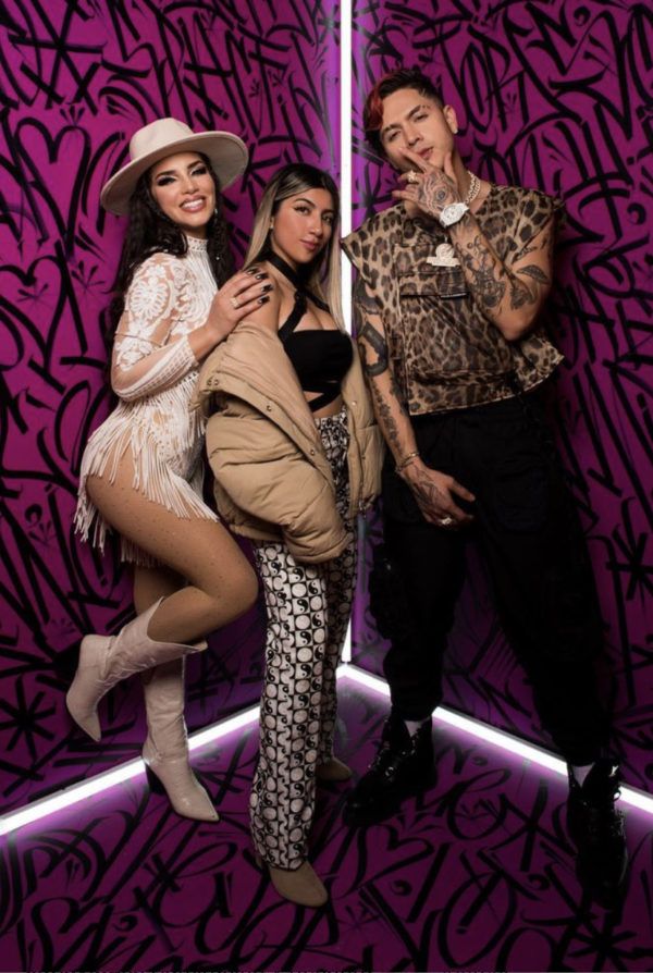 J3lly_Be4nn's tweet photo. Alguien más piensa que Juan de Dios y Katia Vlogs tienen o tuvieron algo en algún momento? Siempre me pareció extraño el vínculo entre estos 2 y en todos los videos mira de una forma extraña a Juan+ https://t.co/UTN7zIijup