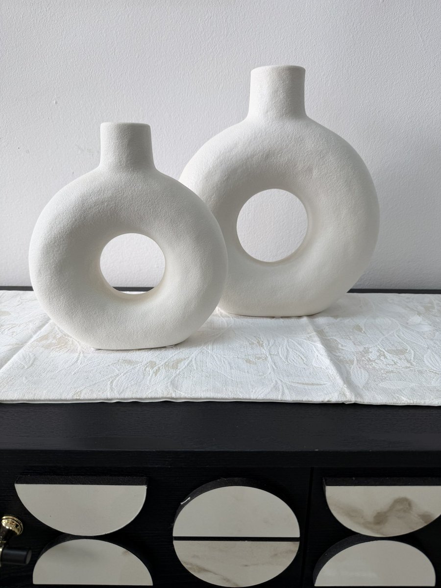 ¡Diseño, originalidad y arte! Decora y cambia el look de tus muebles con estos originales jarrones en cerámica con textura arena. Decorados o sin decorar, te encantarán!!  ✨🤍
 #decoracioninteriores #miércoles 🤍✨