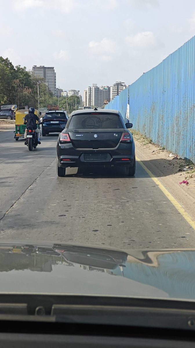 burz_79's tweet photo. It's a joke how openly people drive around without number plates and completely blacked out glasses, while there are policemen very vigilant towards minor, innocent mistakes. https://t.co/CqjgFirpd6