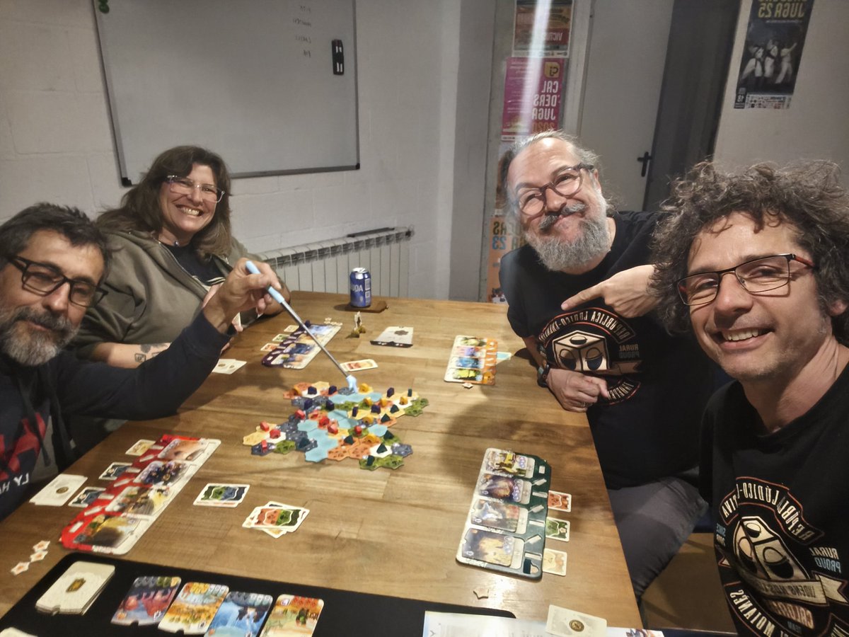 caldaus's tweet photo. Partideta al #Dewan ahir al vespre @Asmodee_es @DavidTugues #juegosdemesa #jocsdetaula https://t.co/nUVD9J3TqL