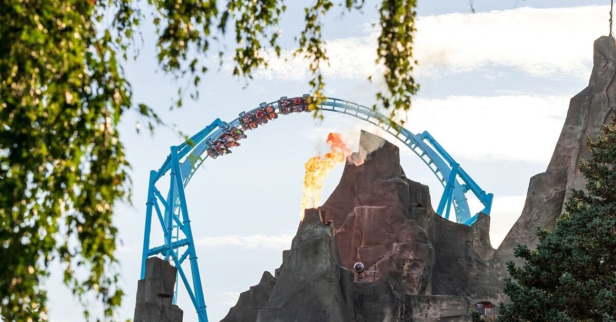 ThemeParkShark's tweet image. Canada’s Wonderland is reworking Flight Deck into The DareDeviler for the 2026 season, with the park opening May 3 and passholder preview on May 1. This is the real headline if you follow coaster changes.

#RollerCoaster #ThemePark #ThemeParkShark

themeparkshark.com/2026/04/08/the…