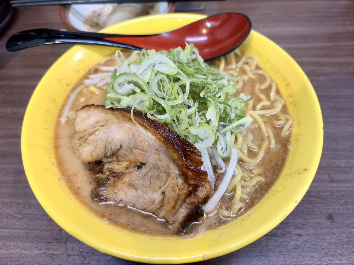 Ippaitaberuchun's tweet photo. 味噌之達人 箕面本店さん🍜 生姜みそらぁ麺大盛り＋Wスープ変更✨️ ここの味噌はうんまい😻 すり立ての胡麻をかけると、さらに美味しい🤤 今日は生姜🫚 案の定美味しかった😋 チャーシューも分厚くて大満足🐷 久しぶりだったけどまた行きたいな🎶 https://t.co/f8j0OjxhjE