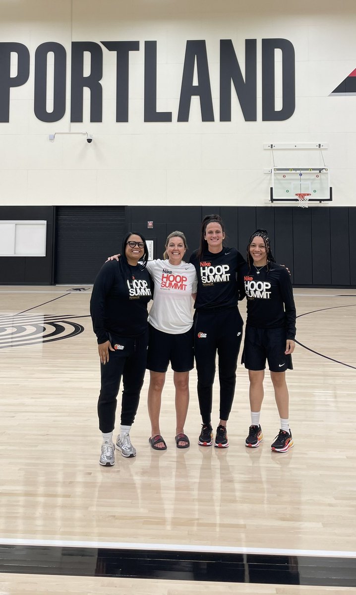 CoachRobertsLHS's tweet photo. Getting a lifetime experience coaching at @nikehoopsummit for the World 🌎 team!!  Super fun 👏🏼👏🏼 https://t.co/uRULSuvdwY