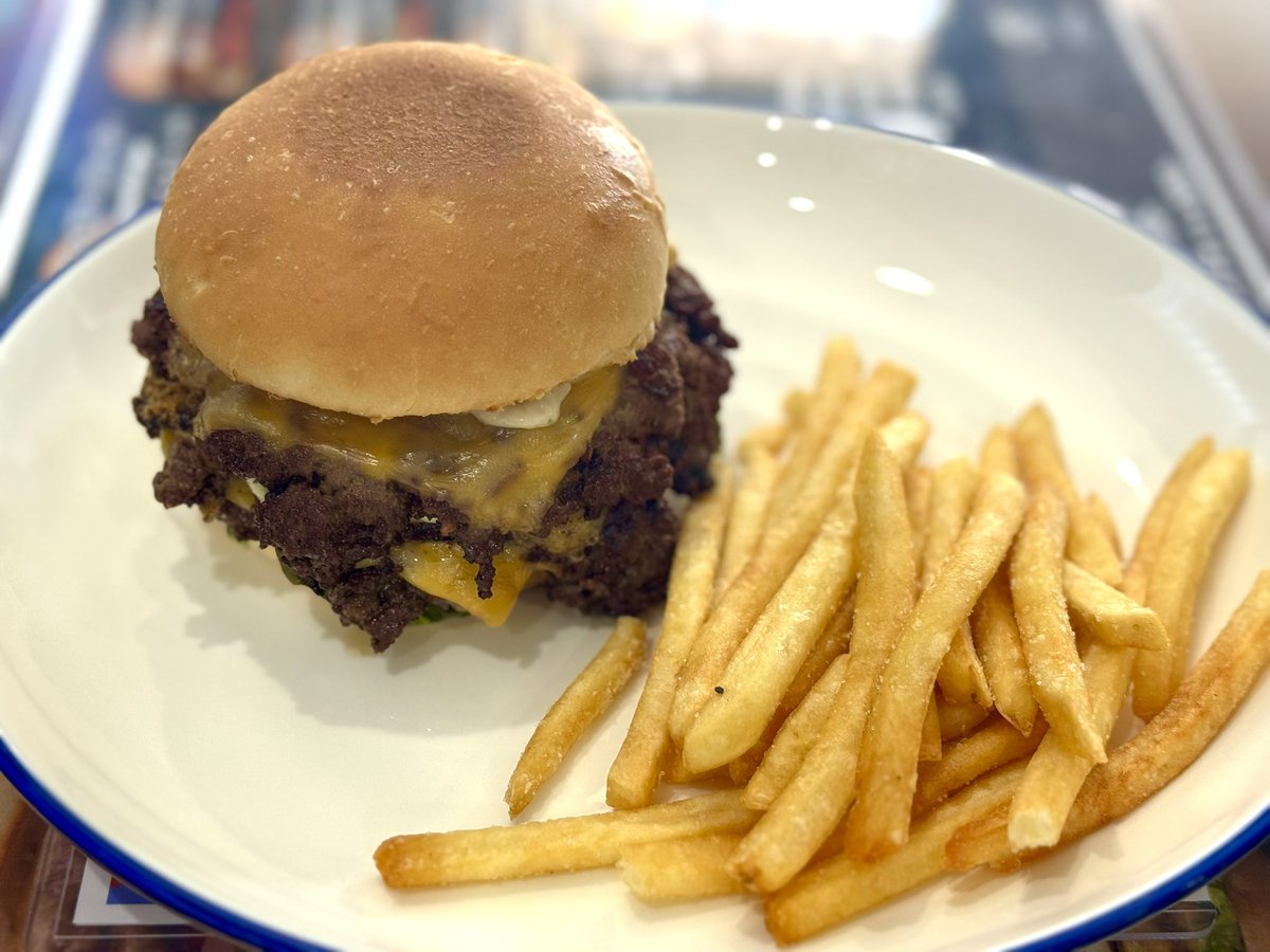 1_4_yoshiki's tweet photo. 【ハンバーガー🍔大好きな人必見】

今日はずっと行きたかったハンバーガー屋さん@meiky_9672 がお昼からの予定の店舗さんと激近だったので「今日しかねぇぇ」と思い駆け込みさせて頂きました🙏

注文したのはトリプルチーズバーガ��🍔🧀
写真で見るより3倍大きくて食べ応え抜群！！！
牛100%のパティーが肉汁溢れて美味しのなんの🐮
そしてバンズもカリッとしててこれぞまさに“虜になる最高のハンバーガー“

店長さんが僕と同じ“徳島県出身“で
色んな事に挑戦されてて僕も感化されました🔥🔥

更にはボートレースも大好きとの事で
まさしく【ボートレースの聖地のバーガー屋】ぐらいのボートレースへの想いも熱い店長さんでした！

絶対みんなも行ってみて！！

🏠 〒561-0859 大阪府豊中市服部豊町２丁目１−７
⏰11:30〜20:00
