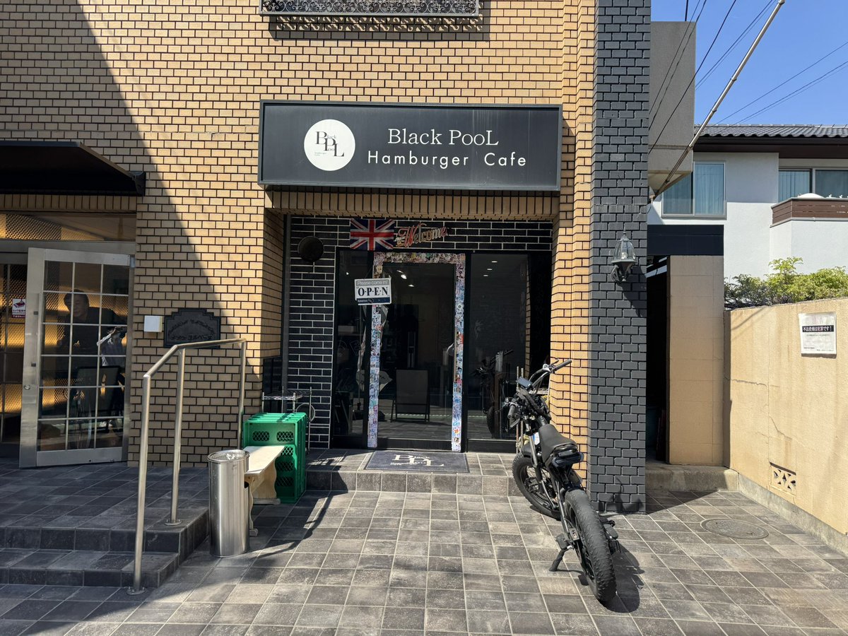 1_4_yoshiki's tweet photo. 【ハンバーガー🍔大好きな人必見】

今日はずっと行きたかったハンバーガー屋さん@meiky_9672 がお昼からの予定の店舗さんと激近だったので「今日しかねぇぇ」と思い駆け込みさせて頂きました🙏

注文したのはトリプルチーズバーガ��🍔🧀
写真で見るより3倍大きくて食べ応え抜群！！！
牛100%のパティーが肉汁溢れて美味しのなんの🐮
そしてバンズもカリッとしててこれぞまさに“虜になる最高のハンバーガー“

店長さんが僕と同じ“徳島県出身“で
色んな事に挑戦されてて僕も感化されました🔥🔥

更にはボートレースも大好きとの事で
まさしく【ボートレースの聖地のバーガー屋】ぐらいのボートレースへの想いも熱い店長さんでした！

絶対みんなも行ってみて！！

🏠 〒561-0859 大阪府豊中市服部豊町２丁目１−７
⏰11:30〜20:00