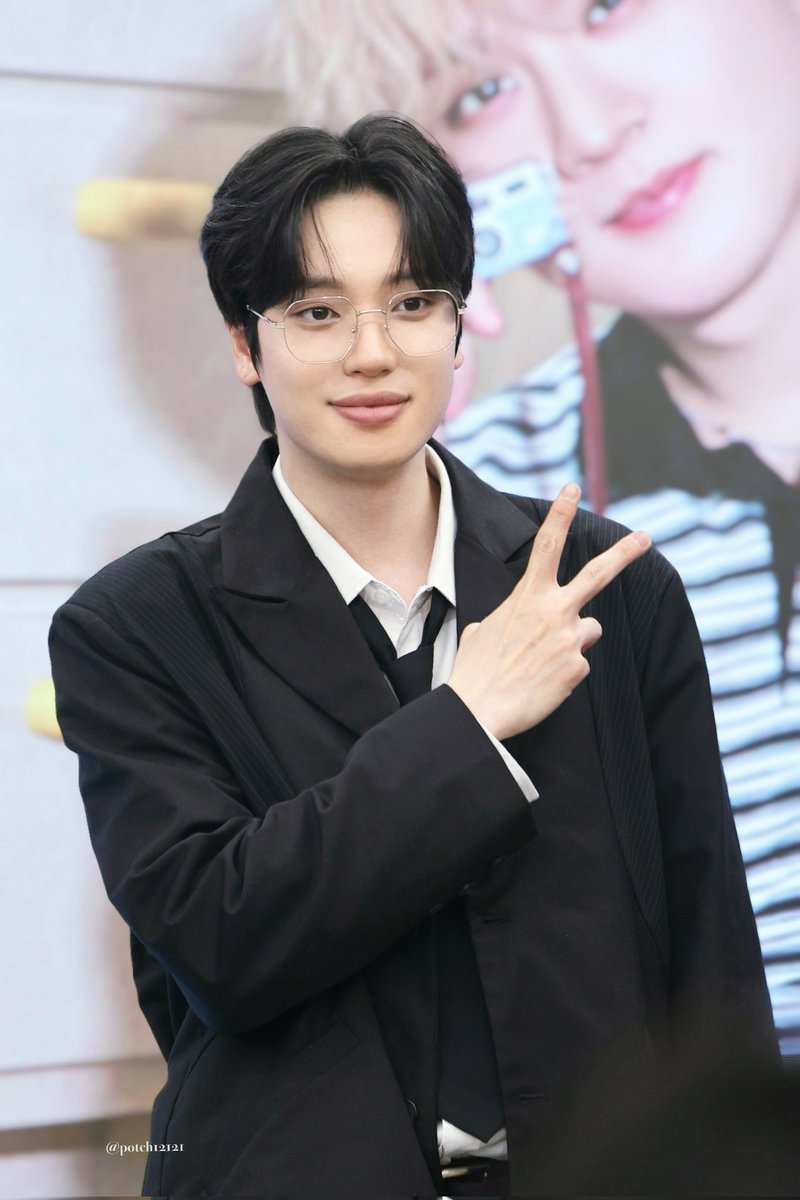 260401 헬로라이브 대면 포토타임
👓✨️
#TeenTop #틴탑 #NIEL #니엘