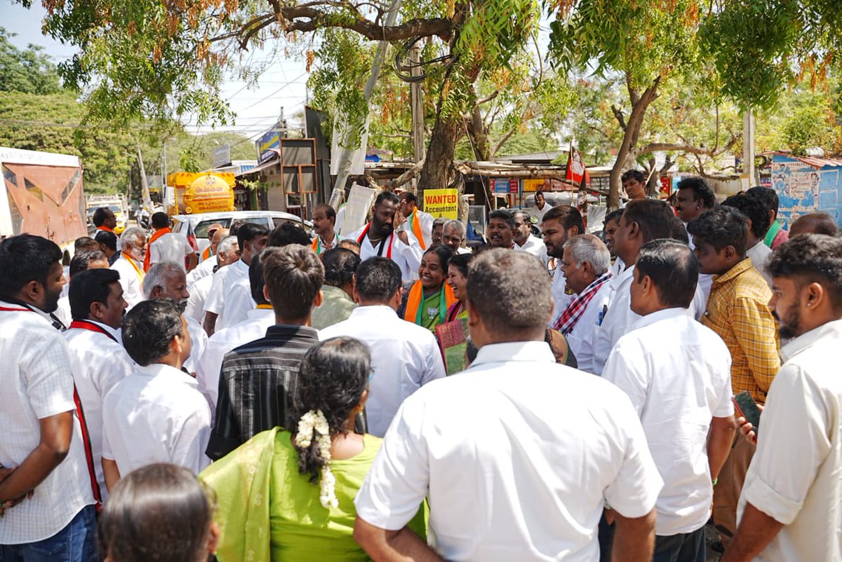 VanathiBJP's tweet photo. கோவை வடக்கு சட்டமன்றத் தொகுதி, வார்டு எண் 25, கணபதி மாநகர் பகுதியில் பொதுமக்களிடம் தாமரை சின்னத்தில் வாக்கு சேகரித்தேன். மேலும், அவர்களின் அடிப்படைத் தேவைகள் மற்றும் குறைகளையும் கேட்டறிந்தேன்.

செல்லும் இடமெல்லாம் மக்களின் அன்பான வரவேற்பைப் பார்க்கும் போது, நிச்சயம் கோவை வடக்கில் தாமரை மலரும் என்பதில் உறுதியாக இருக்கிறேன்!

#Vote4Vanathi | #Vanathi4North | #KovaiNorth | #Vanathi4KovaiNorth | #ValarchiWithVanathi | #NDA4TN | #கோவையின்மகள்