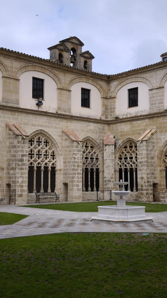 martin_javier's tweet photo. Claustro de Santo Domingo, Jerez. 
​Galería inferior del siglo XV con arquerías de gótico tardío y tracerías de cuatrifolios en piedra. Nivel superior con arcos de medio punto ciegos y pilastras. Estructura de sillería con contrafuertes y fuente de mármol.
​#Jerez #Gótico https://t.co/sdemsaoDoL