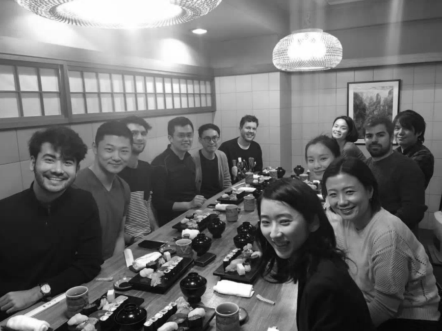 2017 年 9 月，在中国宣布禁令后，Binance 团队从上海搬到了东京。He Yi 指示 CZ 在离开中国时取出他的 SIM 卡并关掉手机。